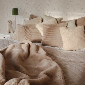 Raidallinen koristetyyny 45x45 cm Taupe
